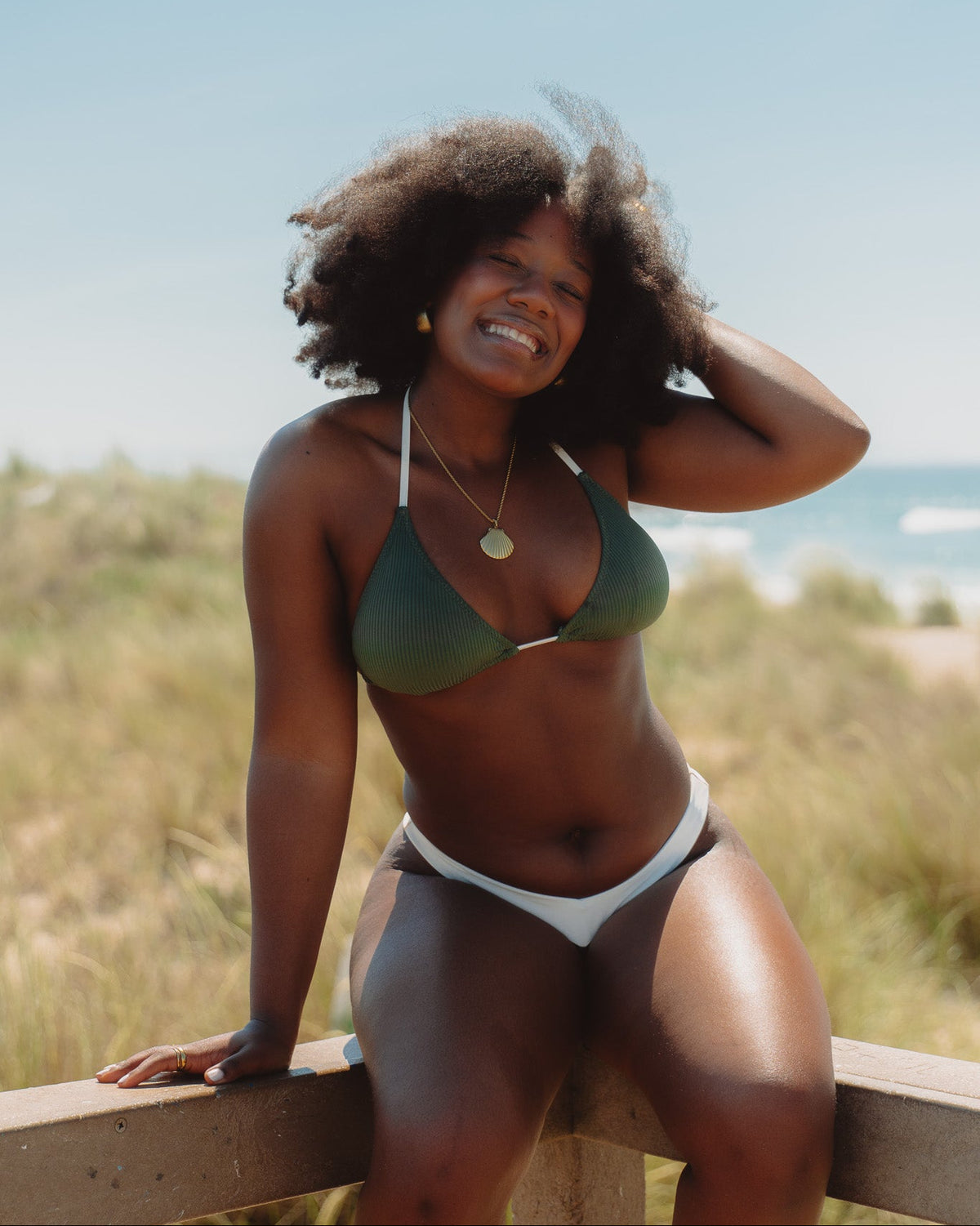 Biquíni verde seco canelado com alças finas e cueca em contraste branco