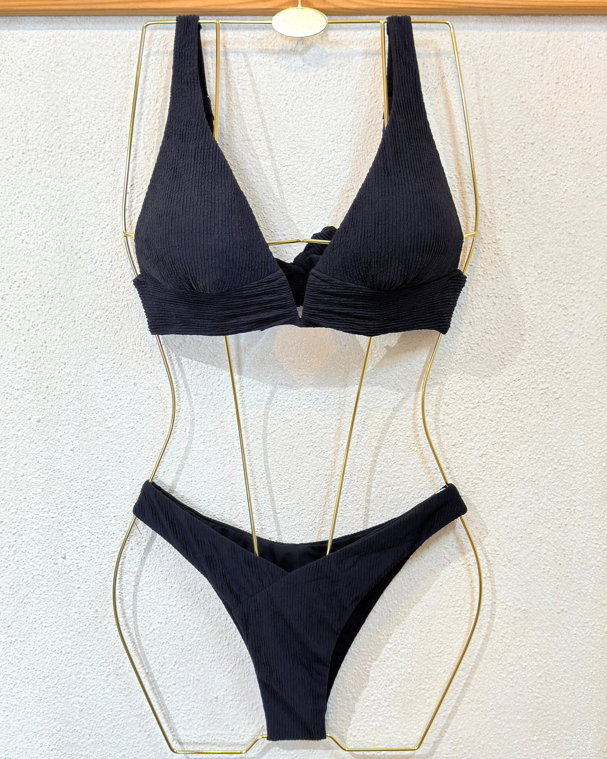 Conjunto de biquíni preto: parte de cima triangular e cuecas de cintura baixa