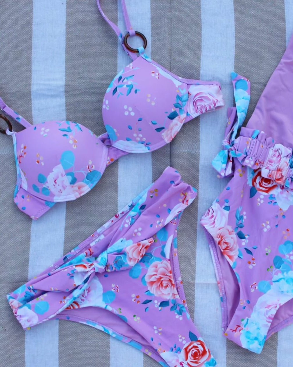 Top de biquíni lilás com estampado floral e alças ajustáveis