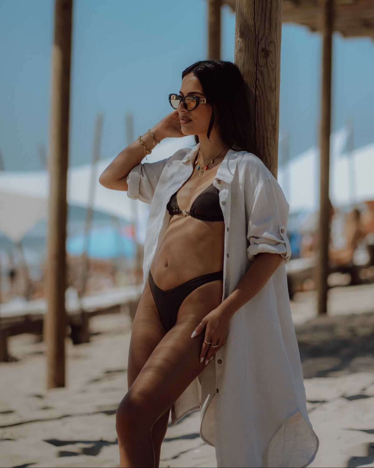 Biquíni triangular escuro com decote em V e alças ajustáveis