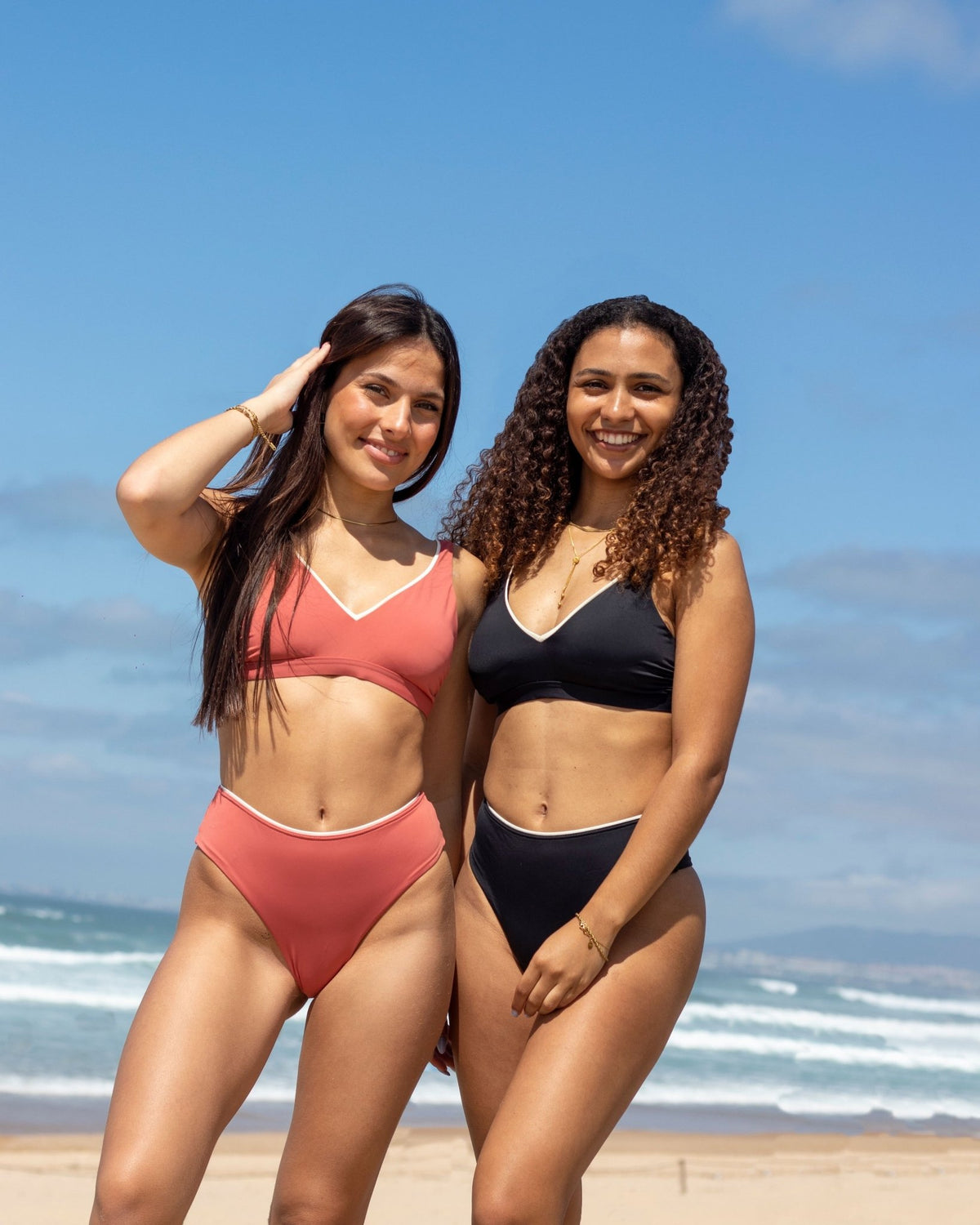Top de biquíni coral com decote em V e faixas brancas