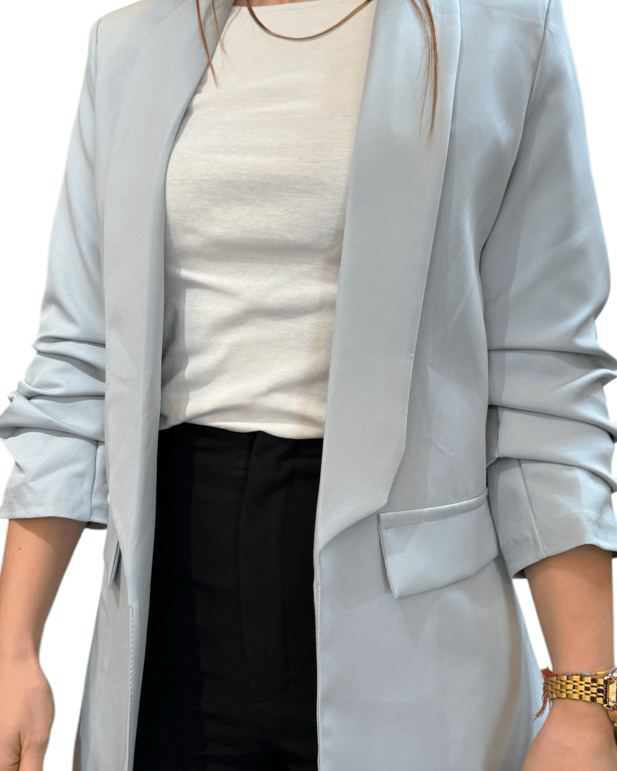 Blazer azul claro com lapelas abertas e bolsos, corte estruturado e manga 3/4
