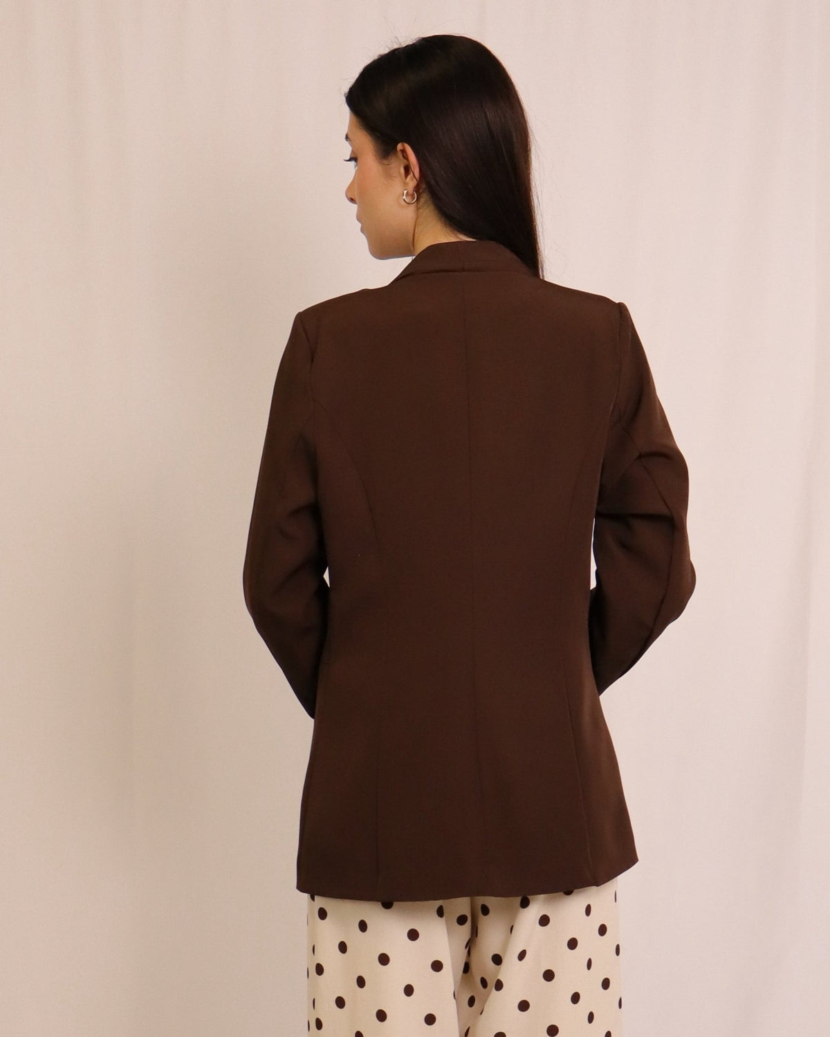 Blazer castanho escuro com lapelas e fecho frontal, corte clássico