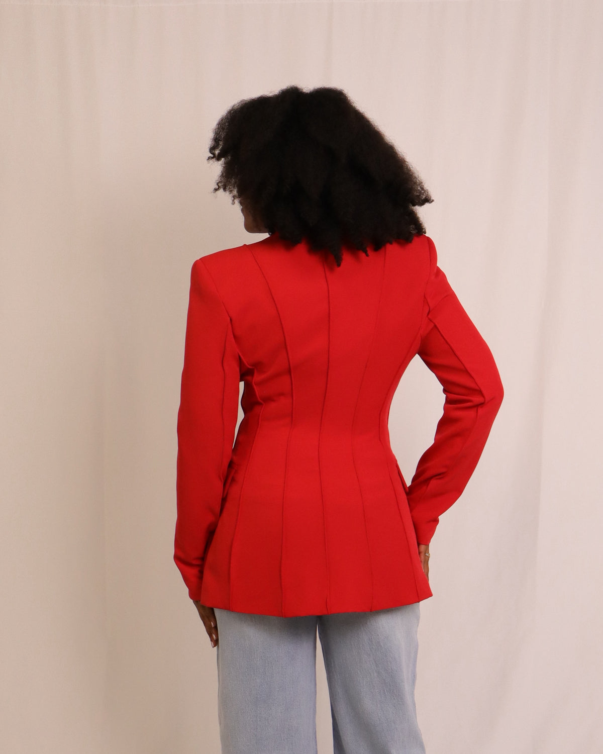 Blazer vermelho com gola em bico e punhos fechados, vista de costas e parte superior