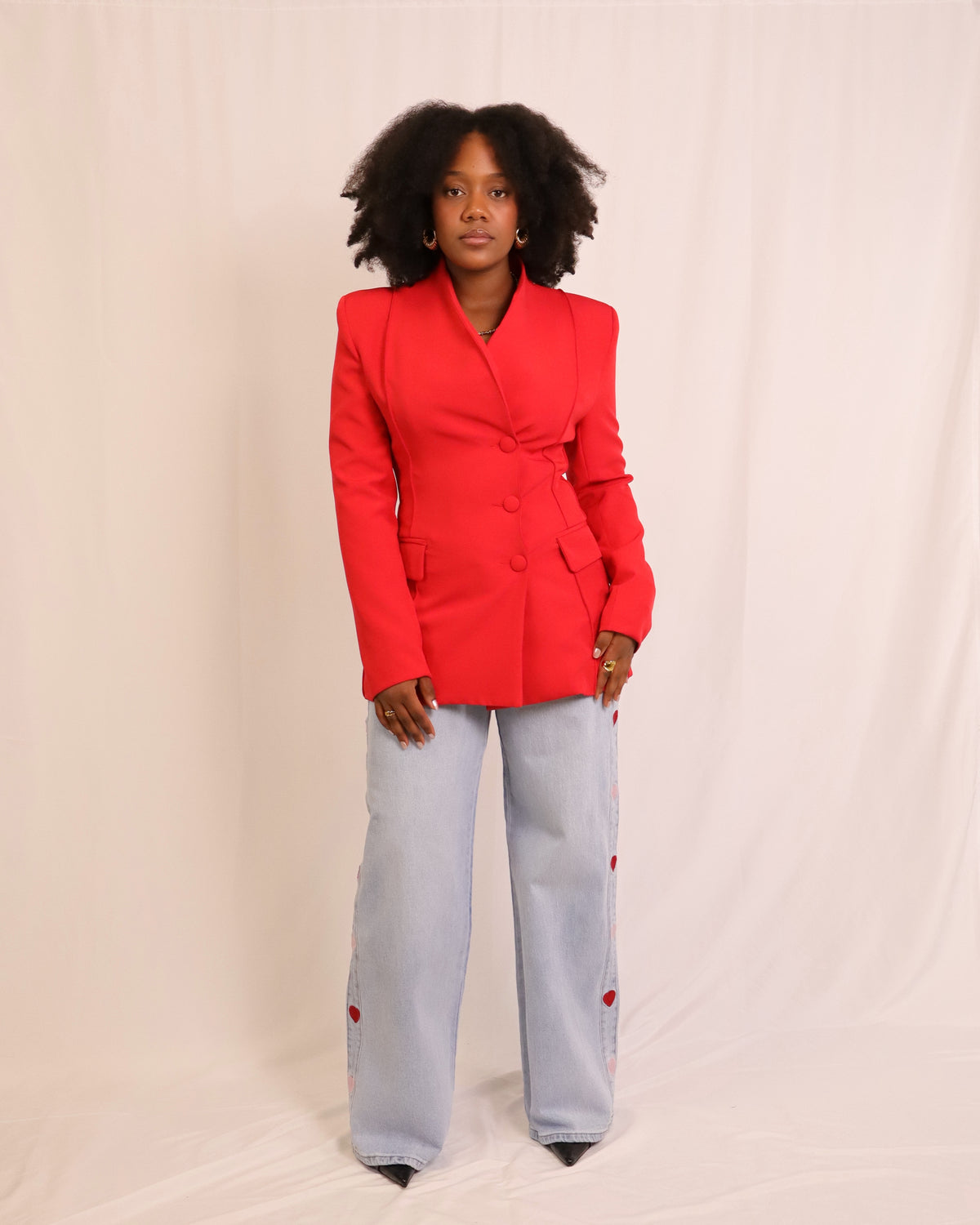 Blazer vermelho de mangas compridas, lapelas em bico e botões frontais