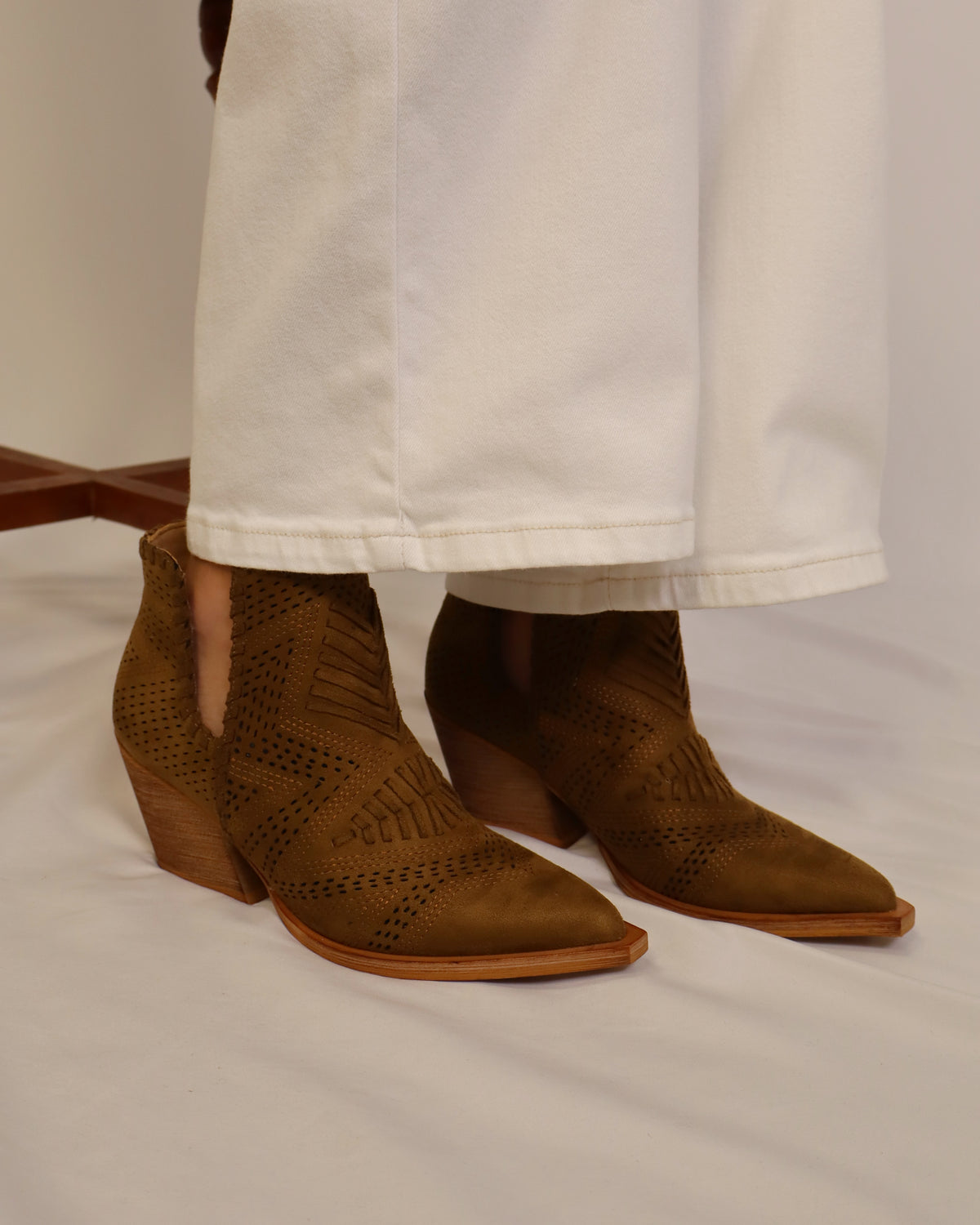 Botins de cano curto castanhos com padrão perfurado e salto baixo