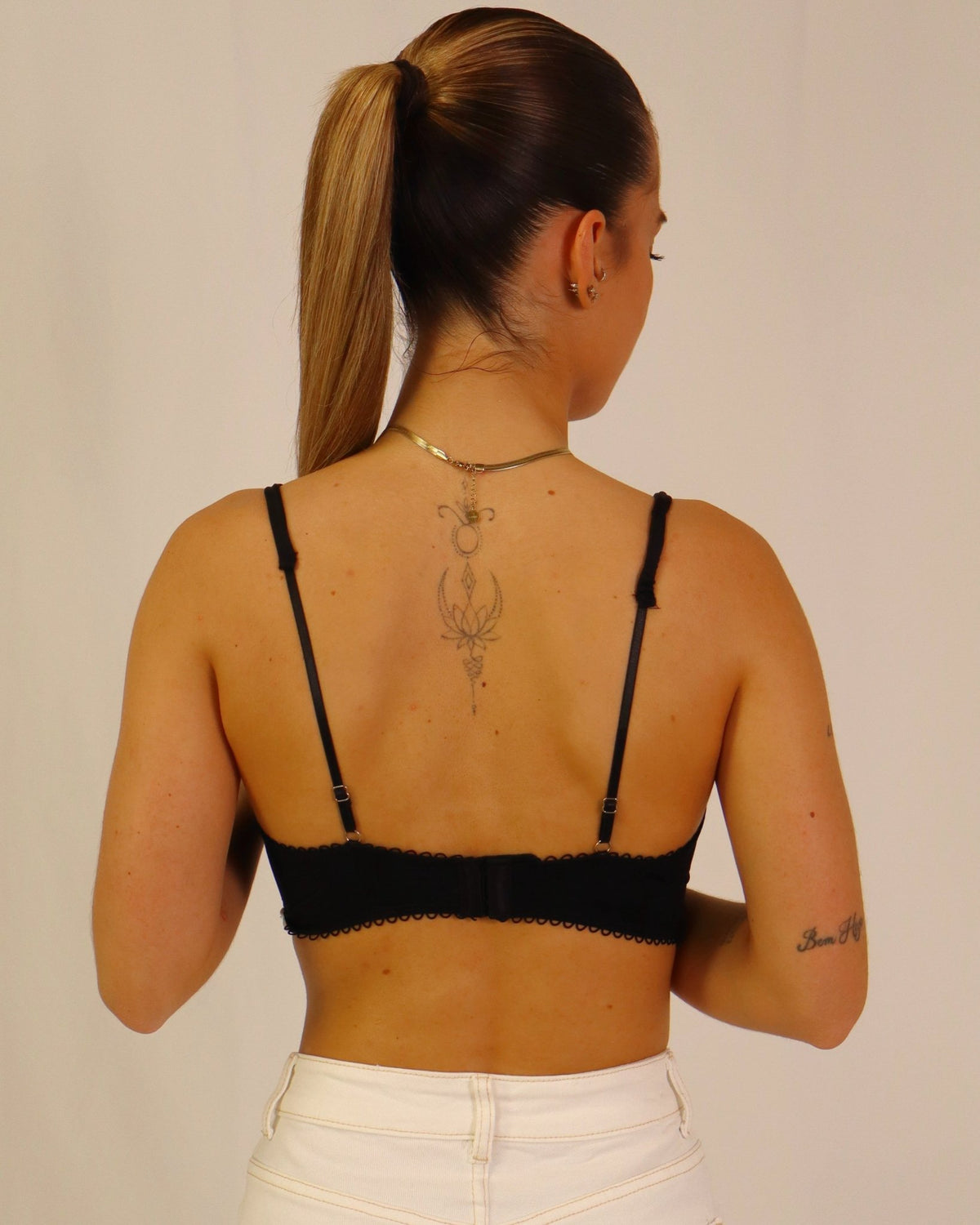 Sutiã bralette preto em renda, alças ajustáveis, vista traseira