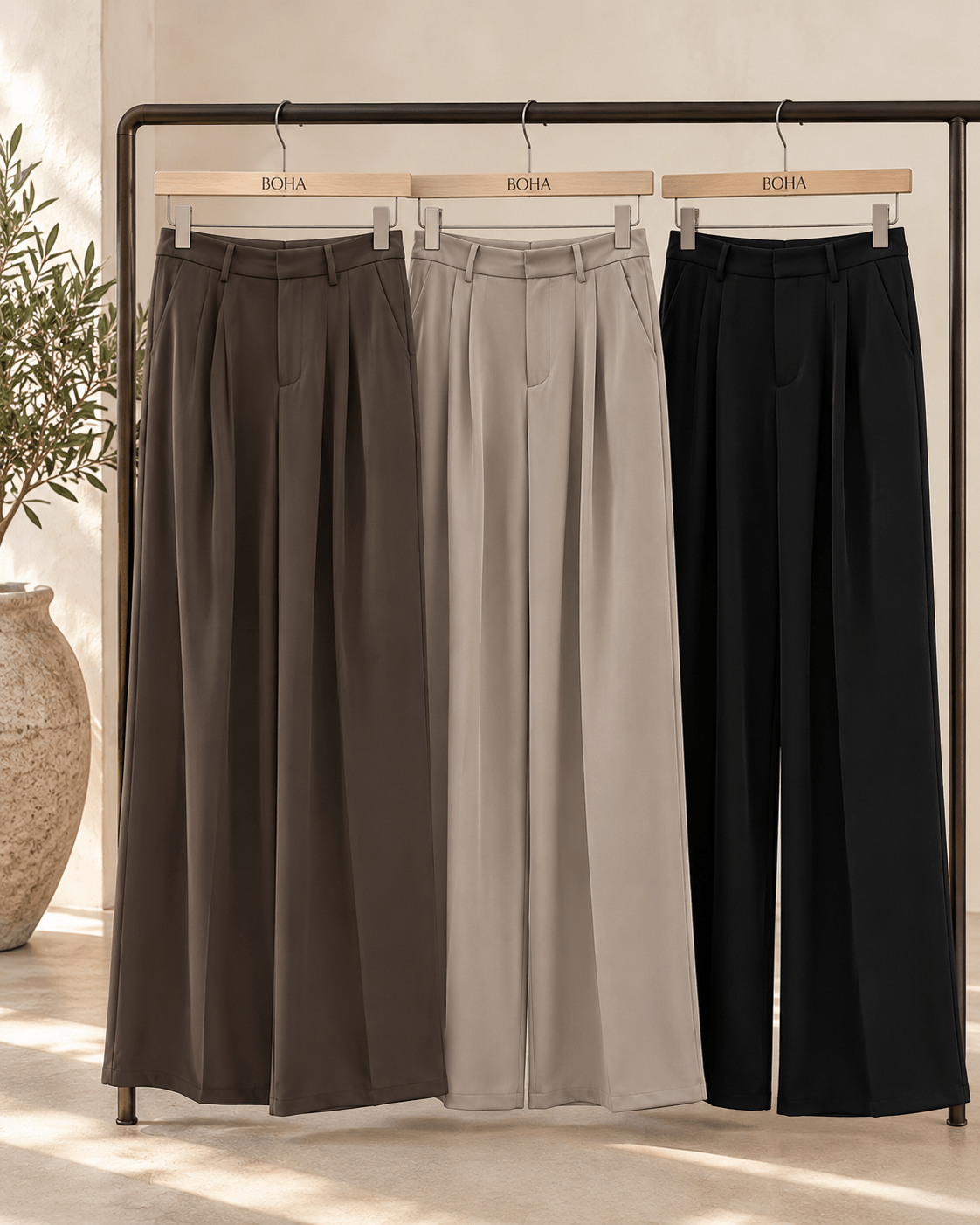 Calça Daniela em castanho, taupe e preto — três cores em expositor Boha