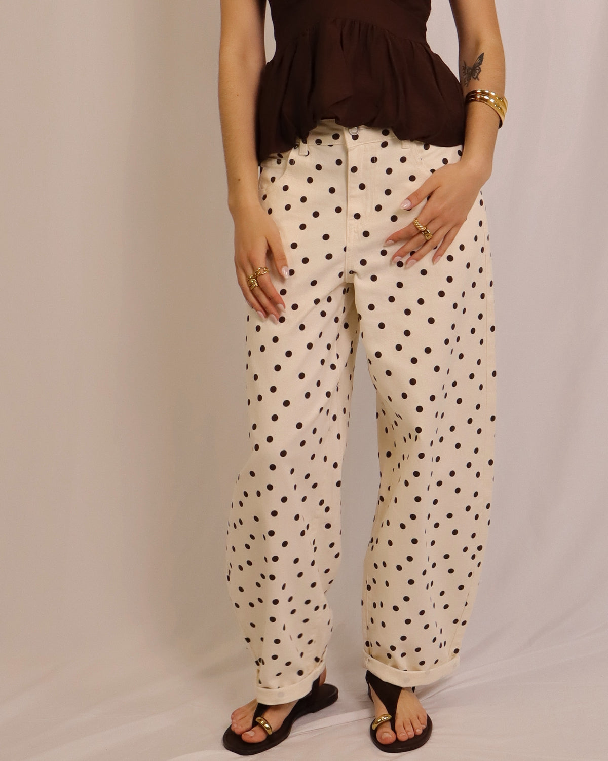 Calça balloon creme com bolinhas pretas e botões no cós dianteiro
