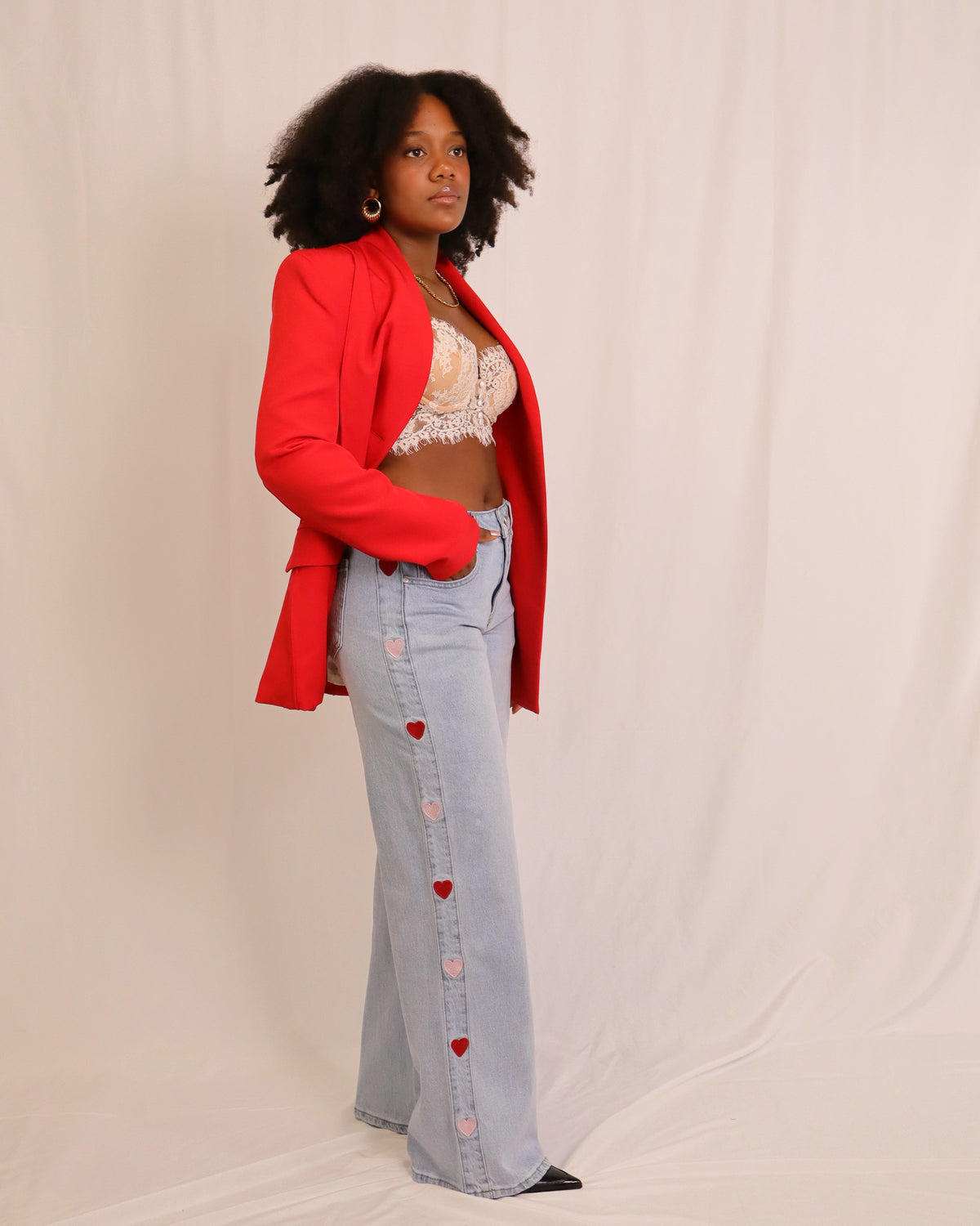 Calça wide leg de ganga clara com corações bordados na frente e botões