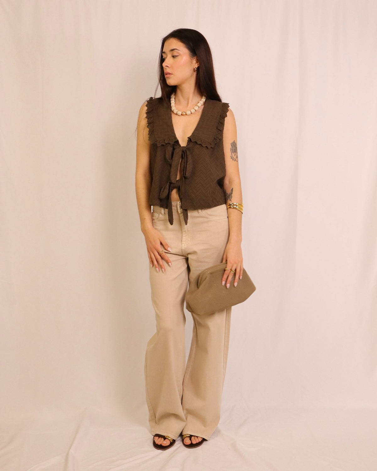 Calça wide leg bege de tecido, com bolsos frontais e traseiros