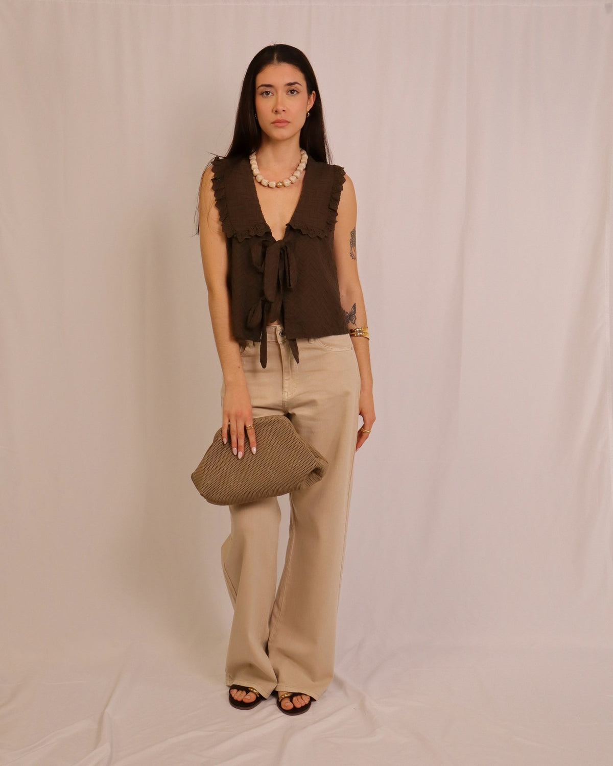 Calça wide leg bege de tecido, com fecho frontal e bolsos frontais