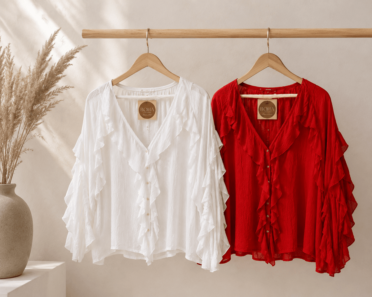 Camisa Gisela branca e vermelha, decote em V e folhos ondulados nas mangas