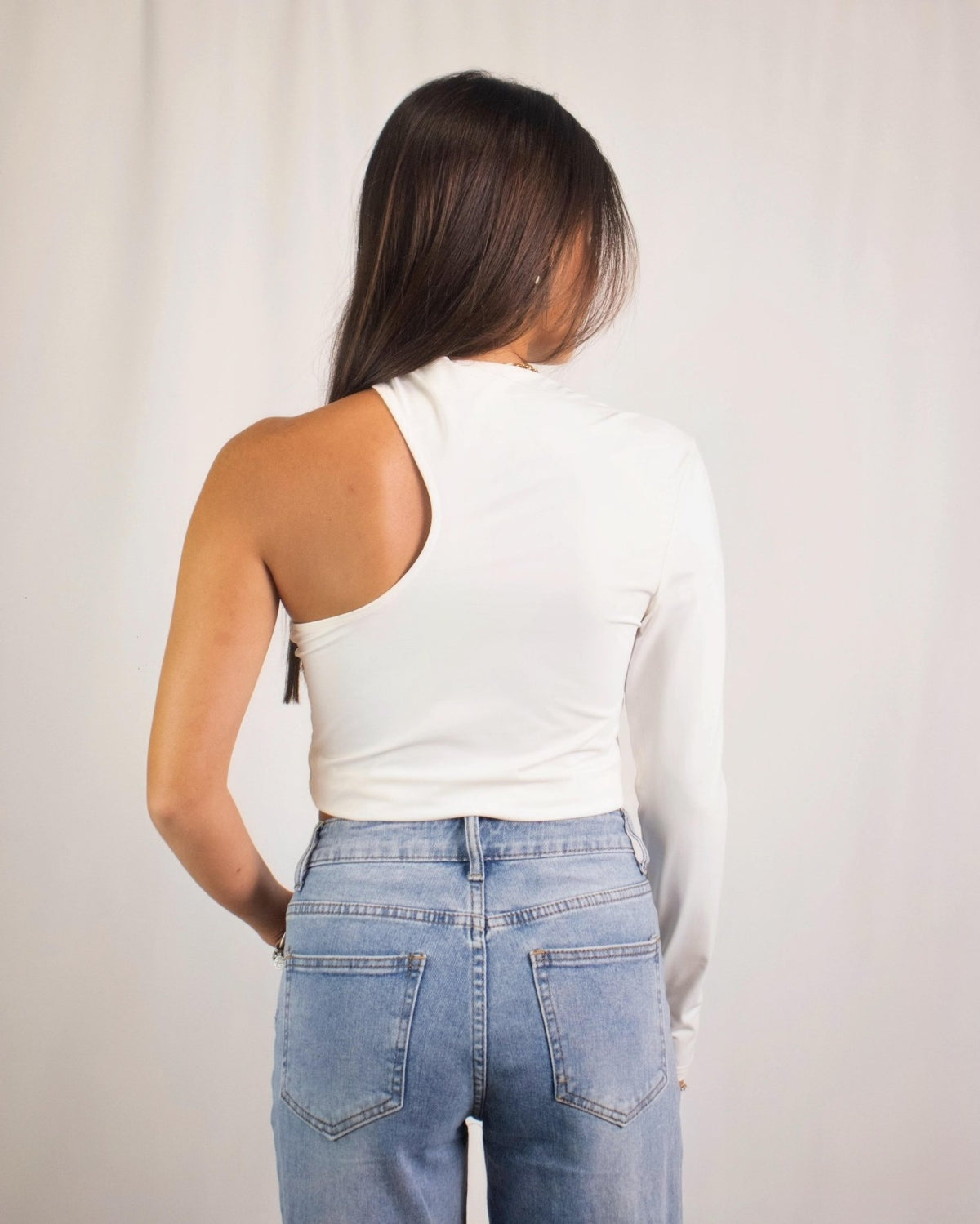 Camisola assimétrica creme com recorte aberto nas costas e alça num ombro