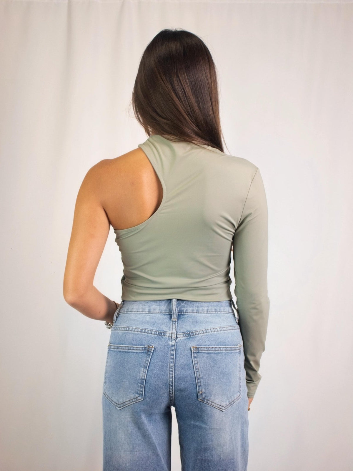 Camisola assimétrica verde seco com recorte aberto nas costas e alça num ombro