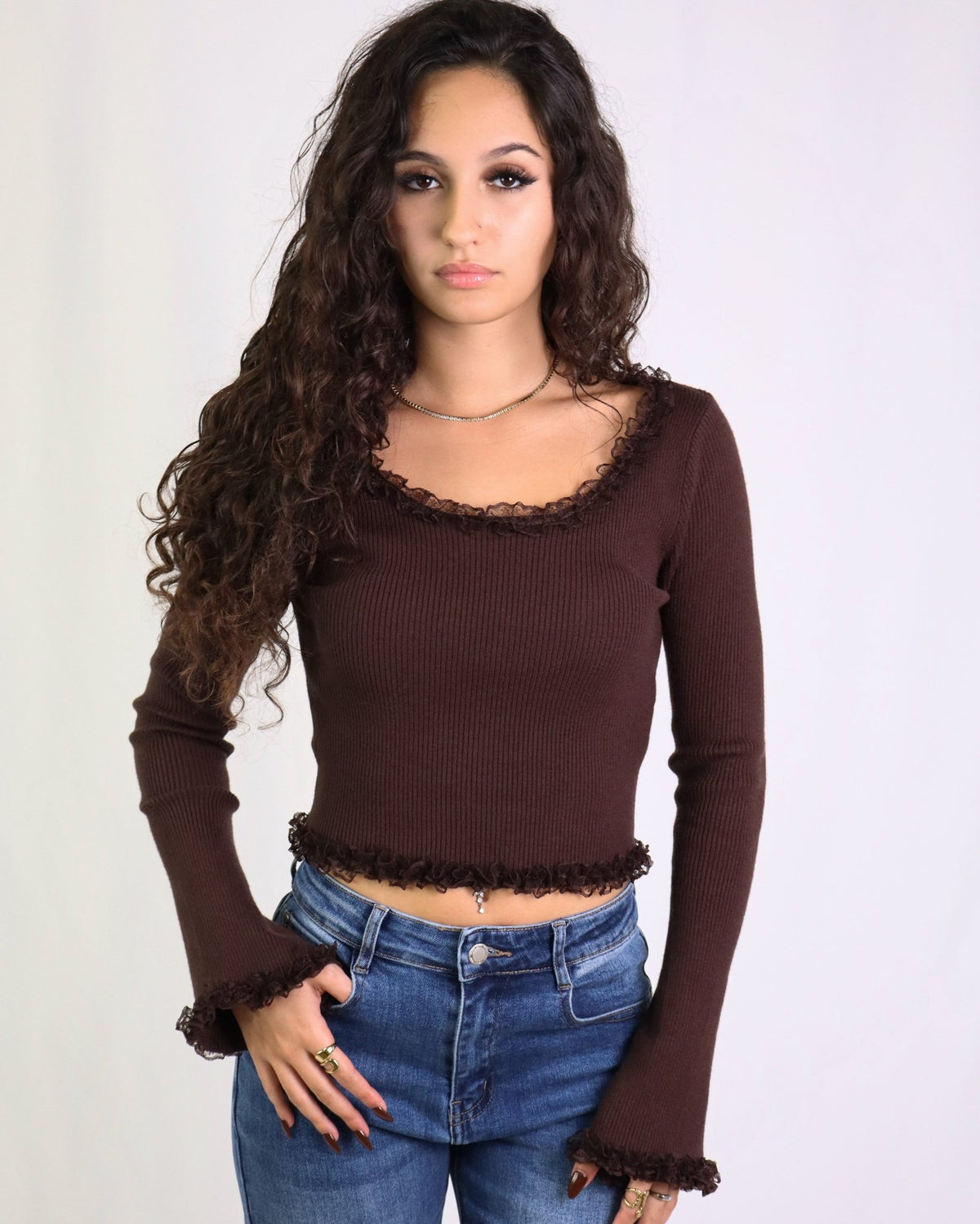 Camisola Esmé castanha canelada, decote com renda e barra com folho rendilhado
