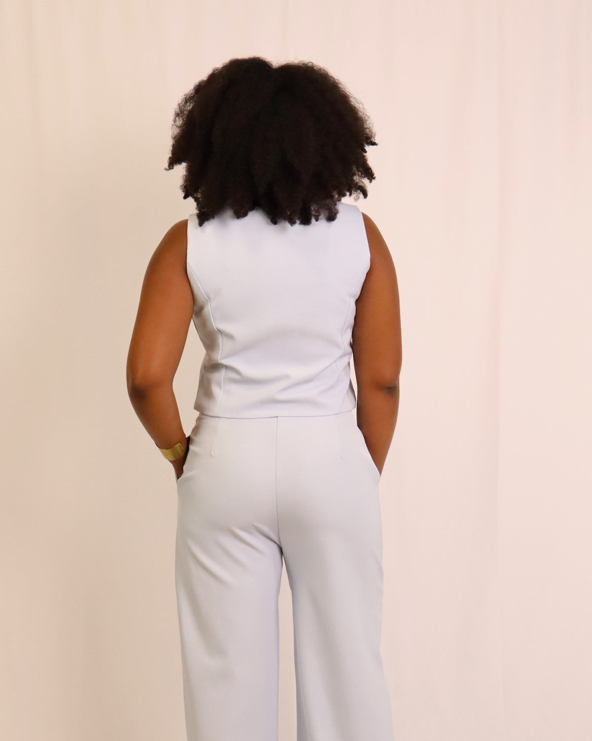 Conjunto de colete sem mangas e calças largas, branco, vista traseira