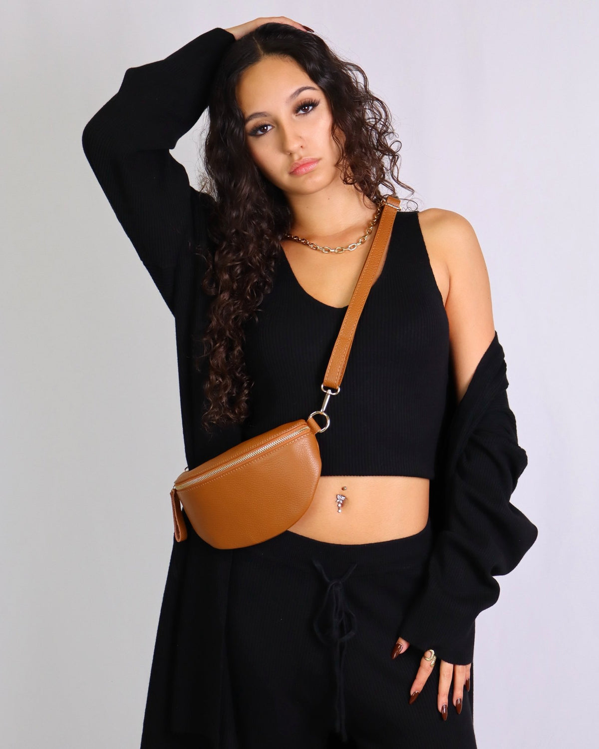 Conjunto preto com top de alças, calças com cordão e casaco solto