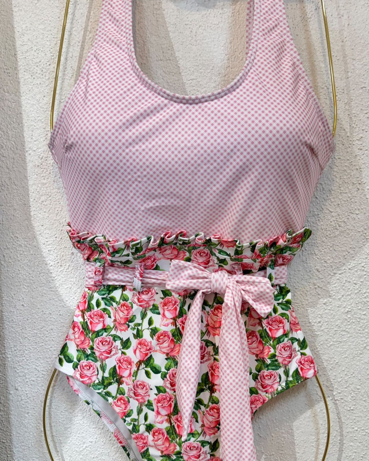 Fato de banho feminino rosa com top xadrez e folhos florais, laço na cintura