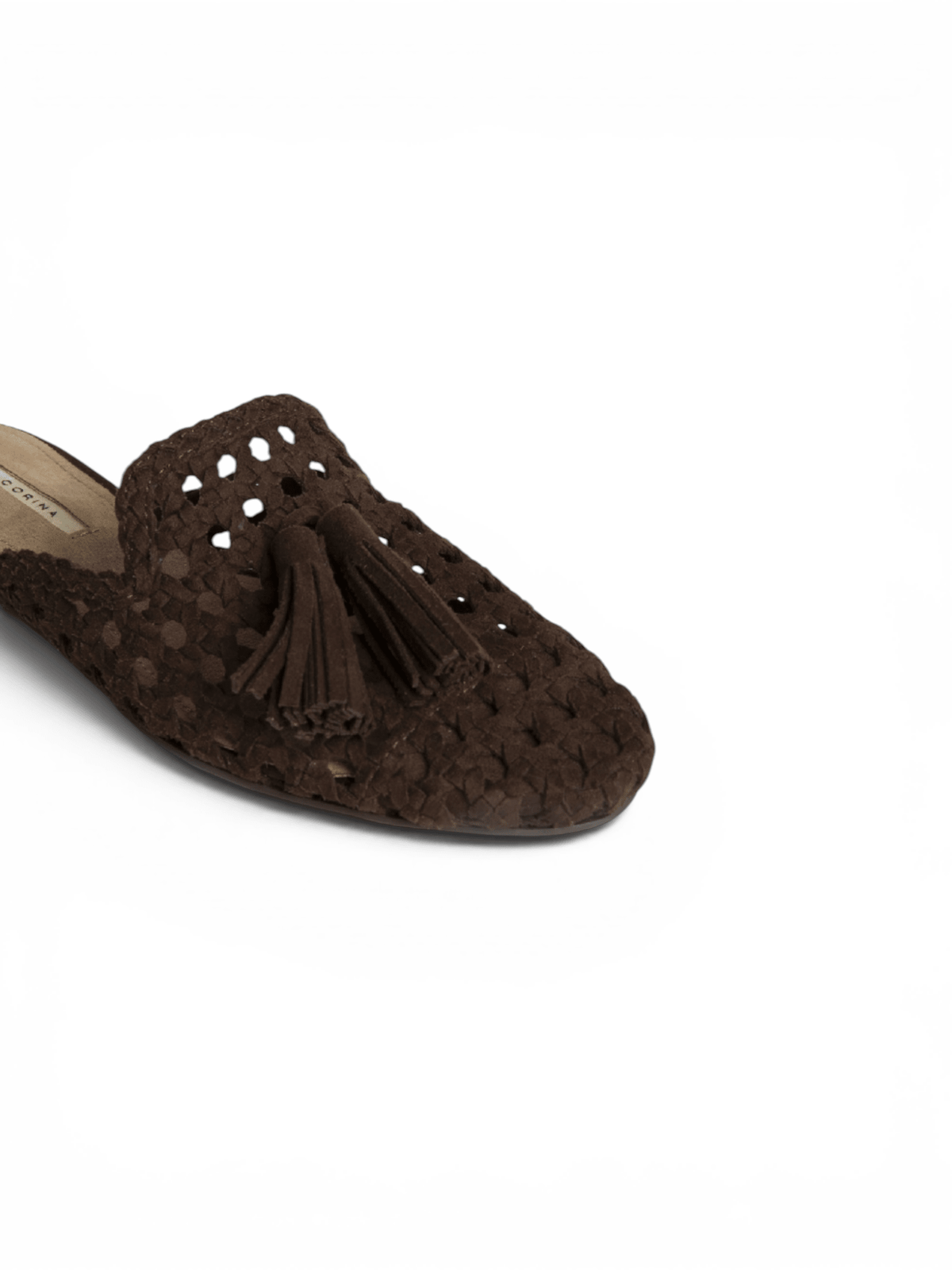 Mules em tecido castanho escuro com padrão vazado e franja tassel
