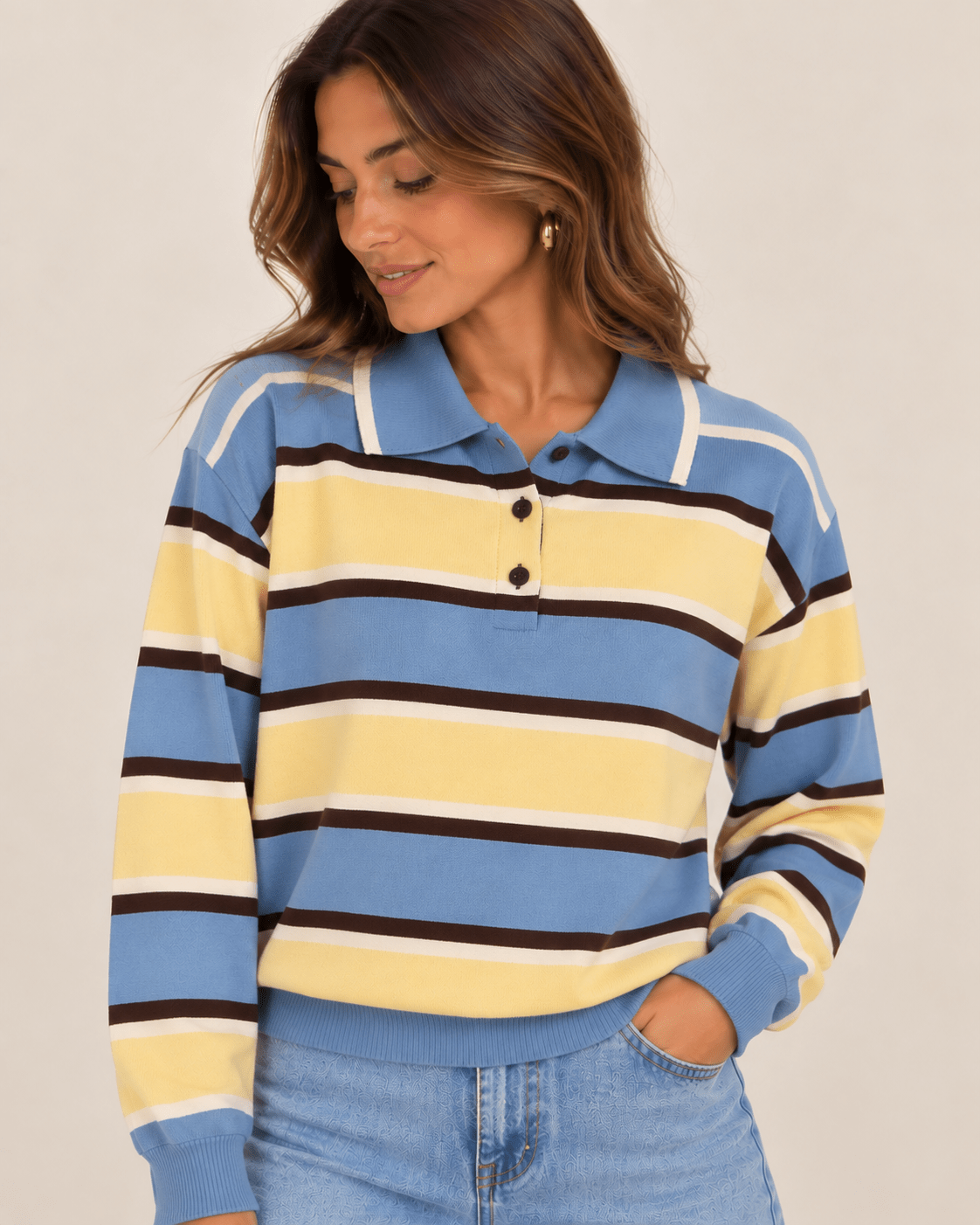 Polo Maria às riscas azul, amarelo e branco, gola pólo com botões.