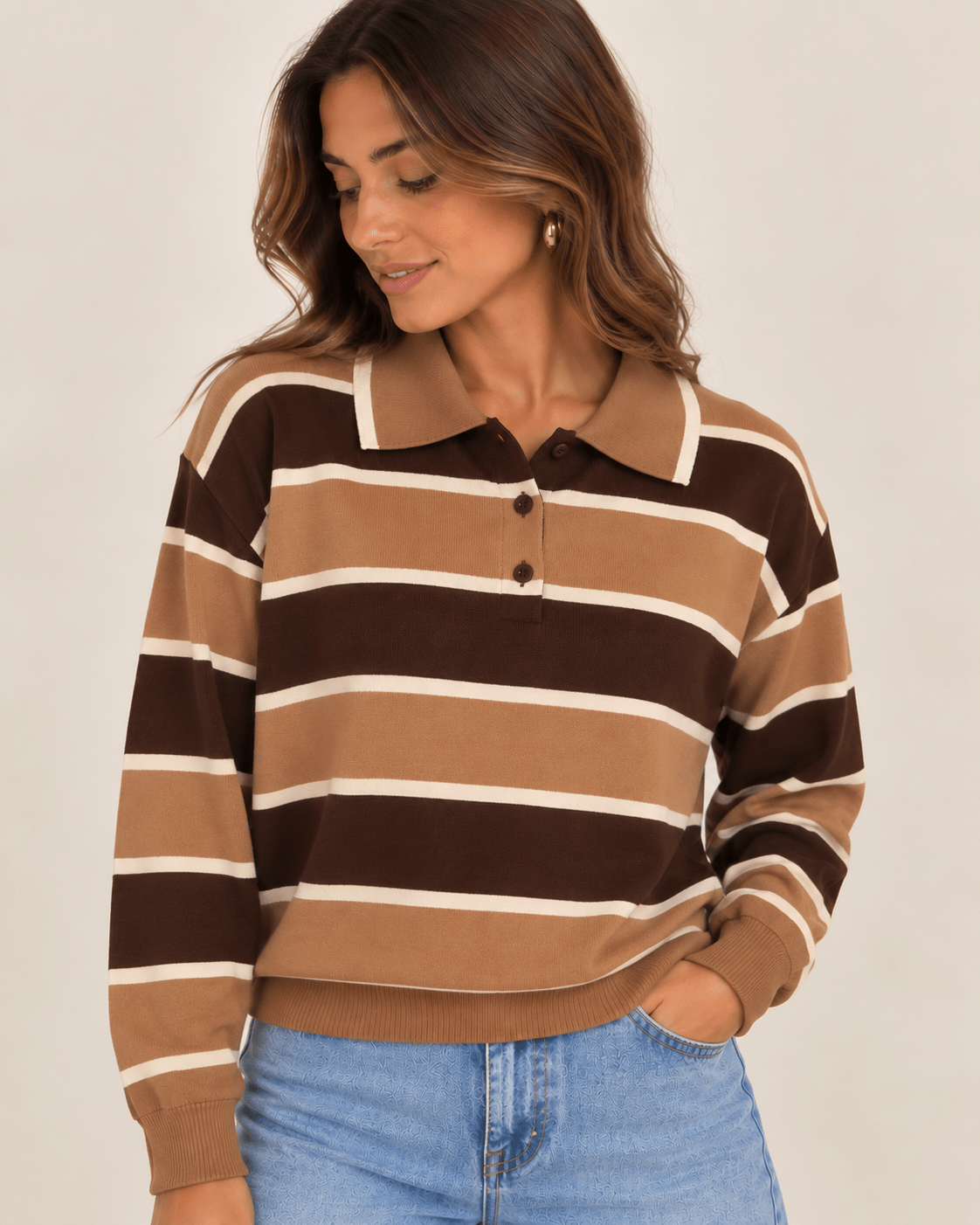 Polo Maria às riscas camel e castanho, gola pólo com botões e punhos canelados.