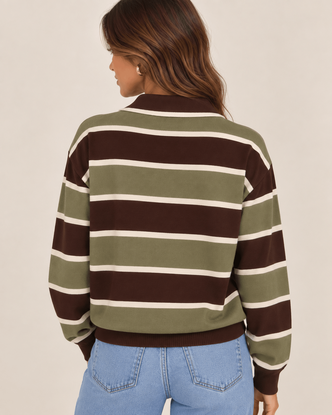 Polo Maria às riscas verde e castanho, gola pólo e punhos canelados.
