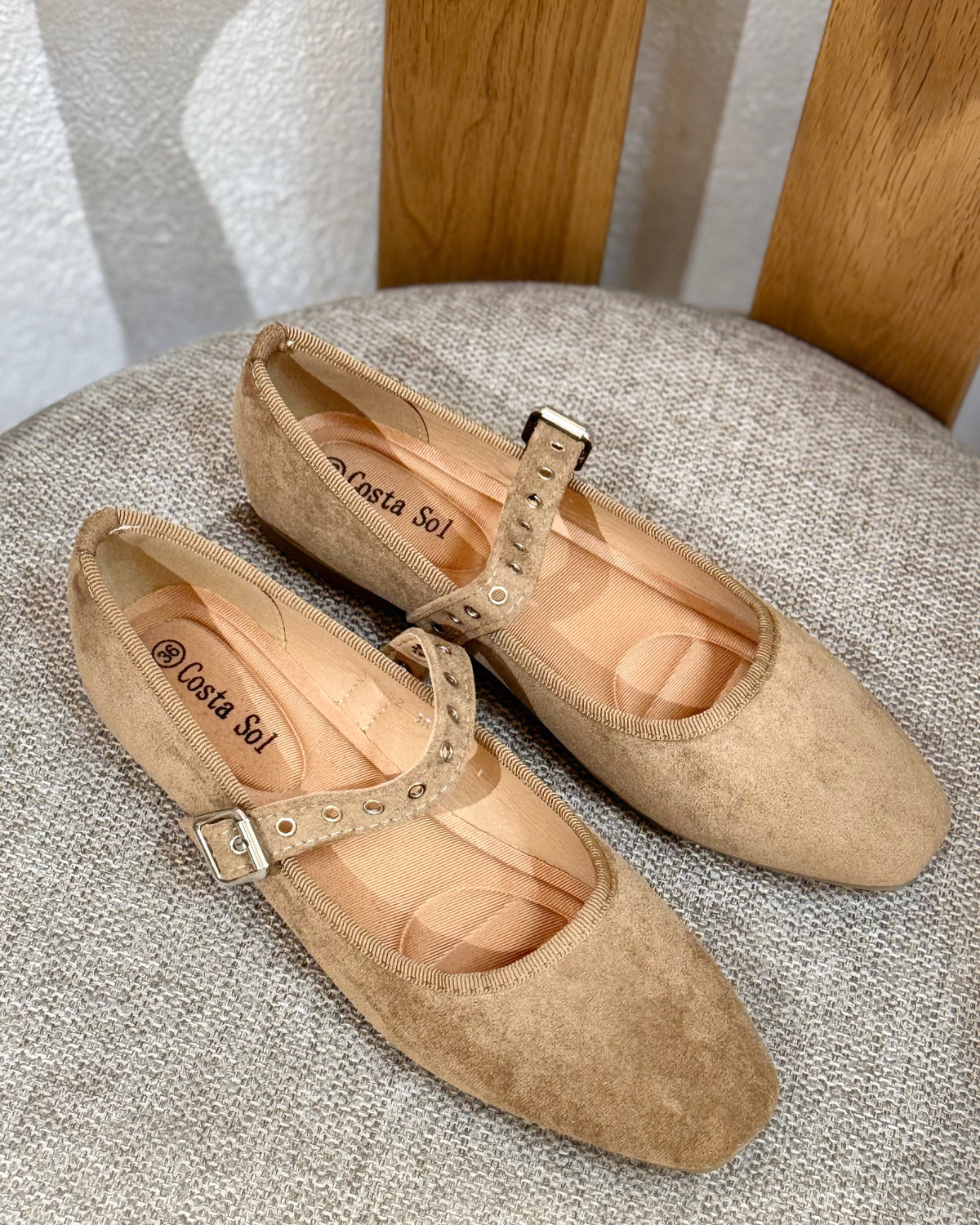 Sapatos bege de camurça com tira ajustável e fivela metálica