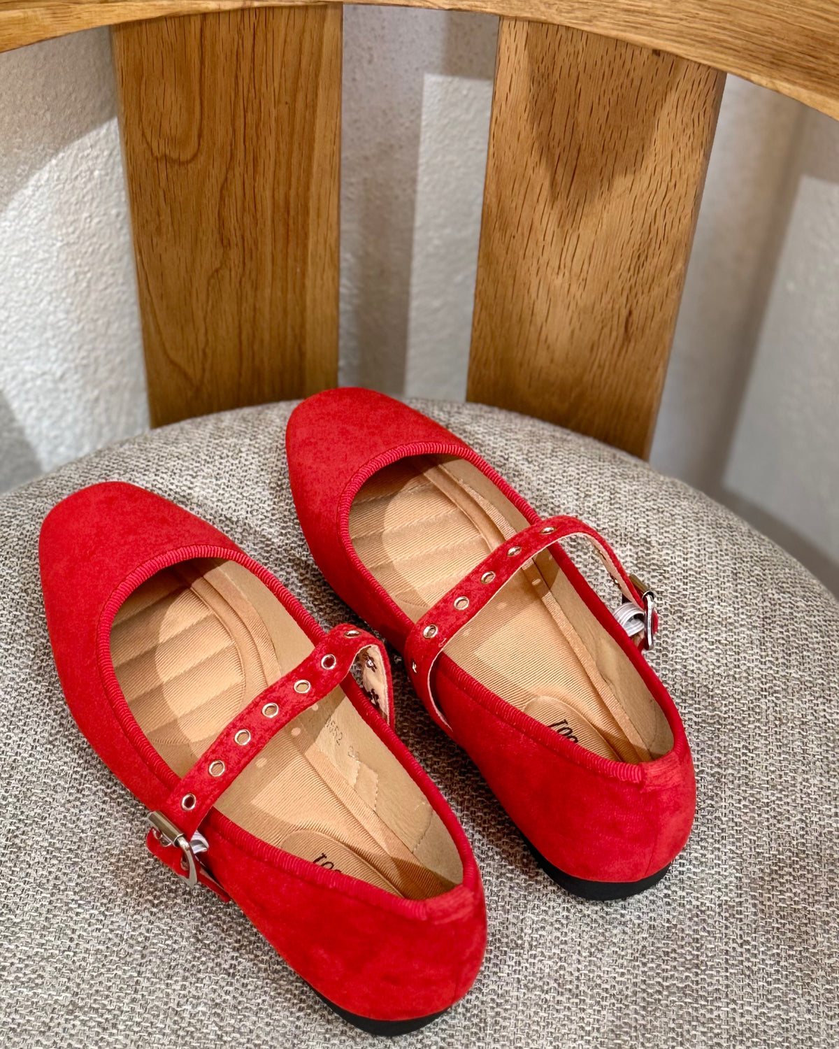 Sapatos vermelhos com tira larga e fivela metálica, acabamento em camurça