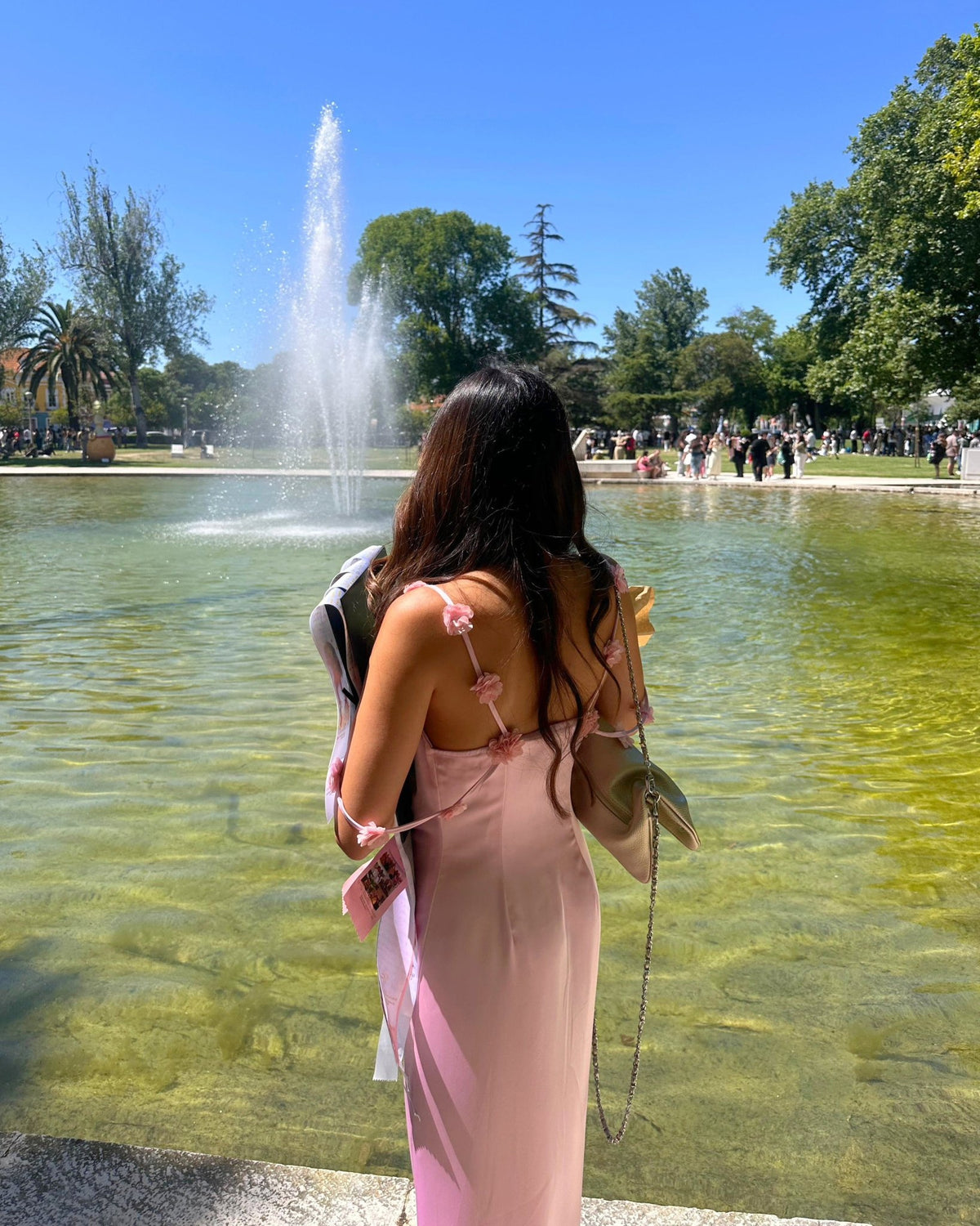 Vestido rosa claro de alças finas com costas ajustáveis e laços florais
